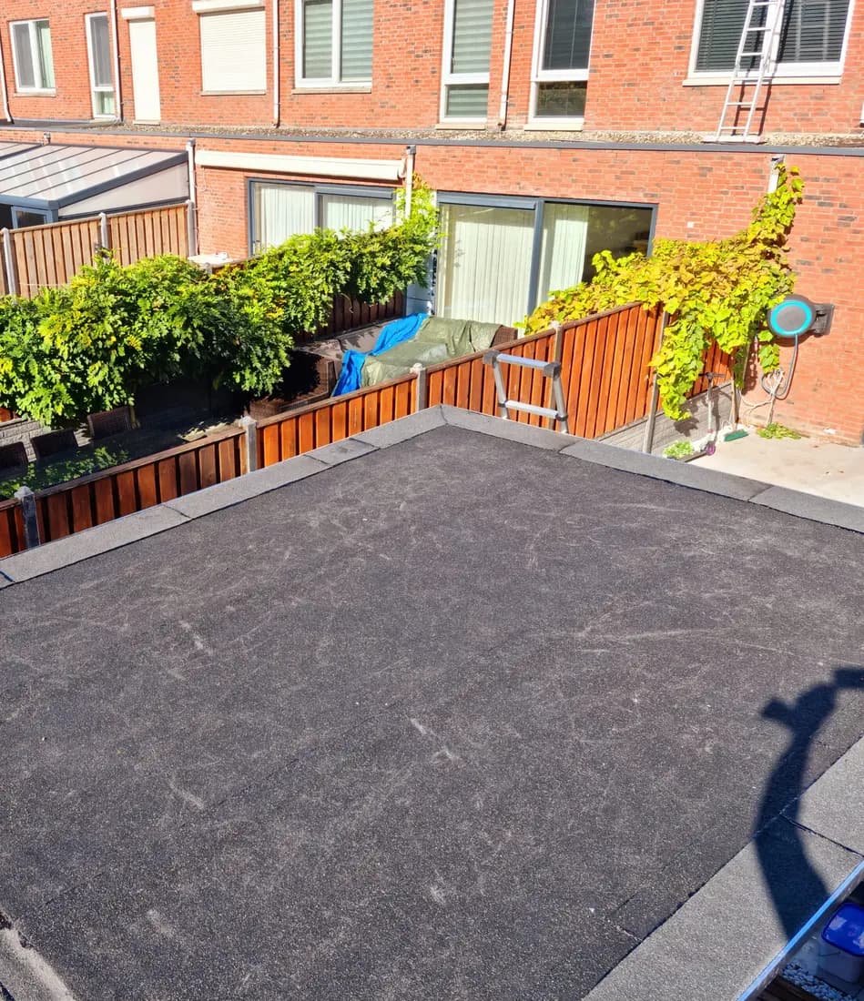 Bitumen dak op een aanbouw