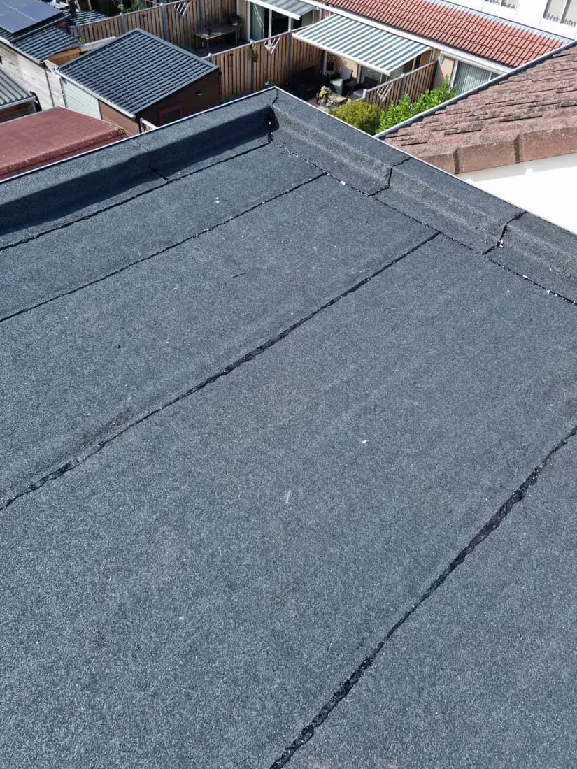 Detail van uitgevoerd bitumen dakwerk