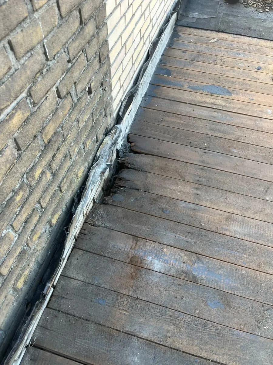 Vakman van Kiran BV herstelt een detail aan een dak