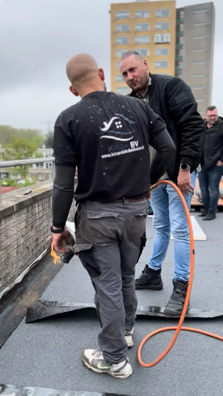 Vakmensen van Kiran BV tijdens werkzaamheden op een dak
